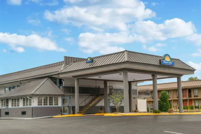 Days Inn by Wyndham Knoxville North - photo 3