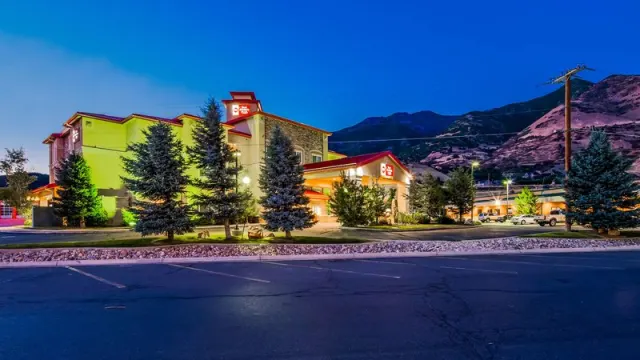 Pines Hotel - photo 2