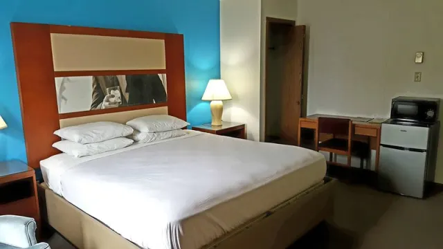 Country Hearth Inn Iron Mountain - photo 3