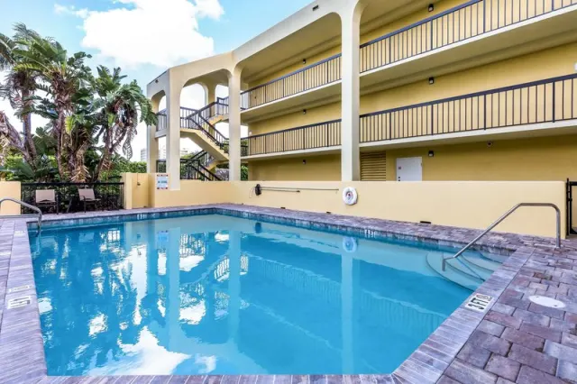 International Beach Hotel - photo 2