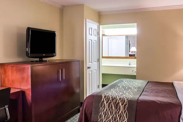 Days Inn by Wyndham Austintown - photo 3