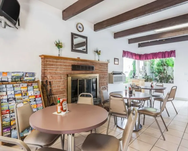 Rodeway Inn & Suites - mynd 2