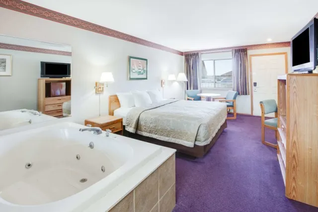 Super 8 by Wyndham Mackinaw City/Beachfront Area - photo 4