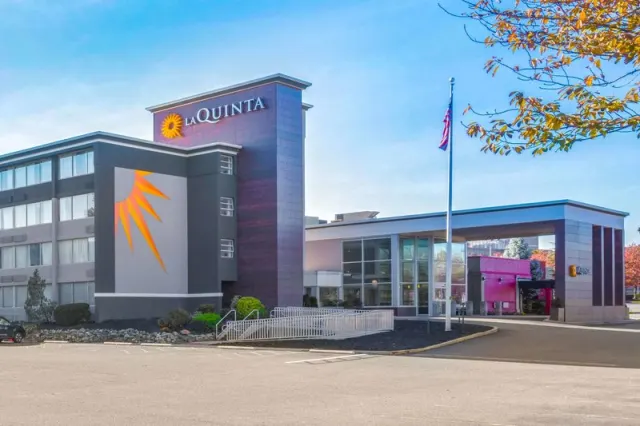La Quinta Inn  Suites by Wyndham CliftonRutherford - photo 3