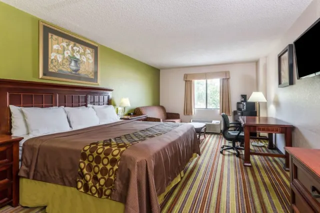 Days Inn by Wyndham Sarasota I-75 - photo 3