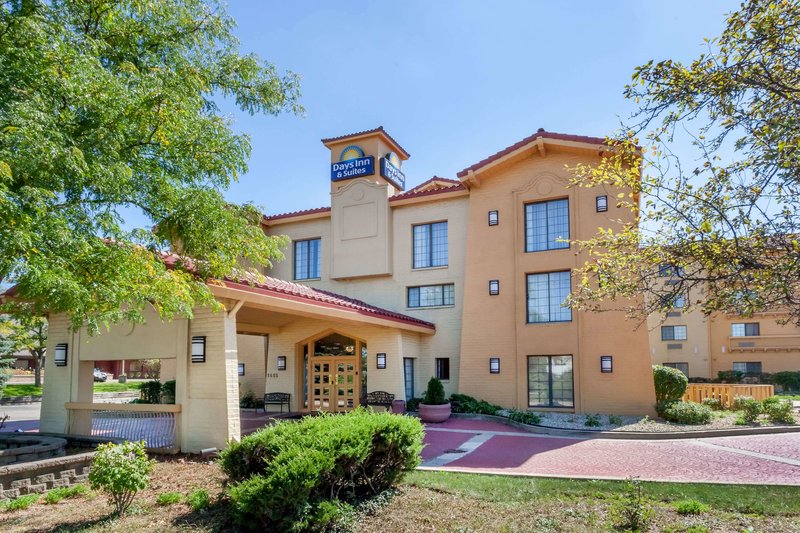 Days Inn  Suites by Wyndham Arlington Heights - photo 1