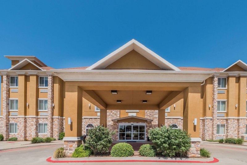 Days Inn & Suites by Wyndham Cleburne TX - photo 1