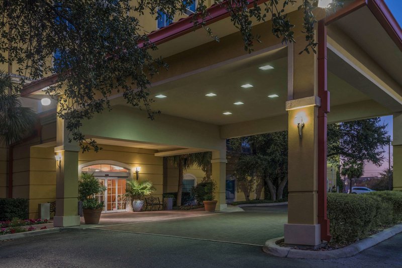 La Quinta Inn & Suites by Wyndham San Antonio Medical Ctr NW - photo 1