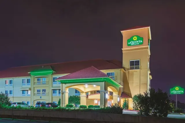 La Quinta Inn  Suites by Wyndham Tulsa Airpt  Expo Square - photo 2