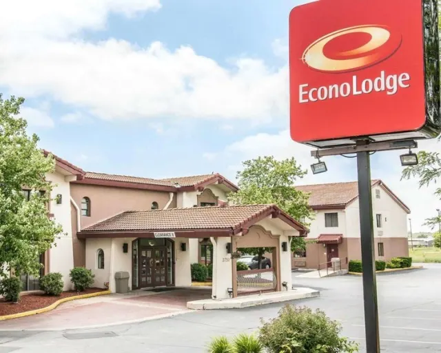 Econo Lodge Kalamazoo - photo 4