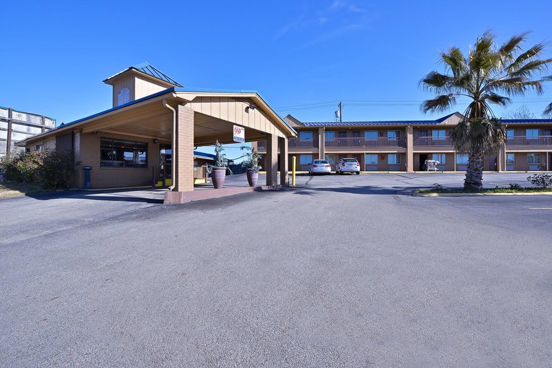Xecutive Inn and Suites - photo 1