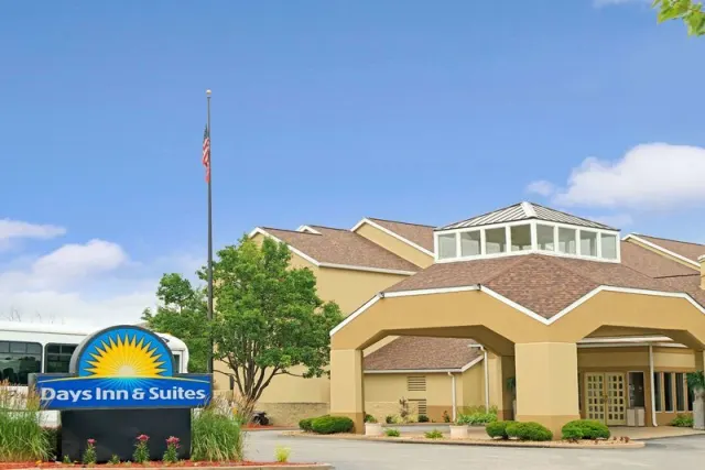 Days Inn & Suites by Wyndham St. Louis/Westport Plaza - photo 4