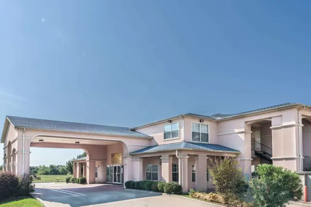 Super 8 by Wyndham Greenville, Greenville