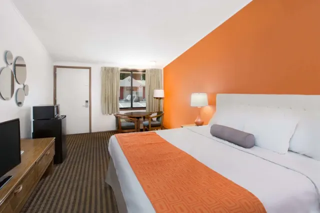 Howard Johnson by Wyndham Wilmington - photo 3