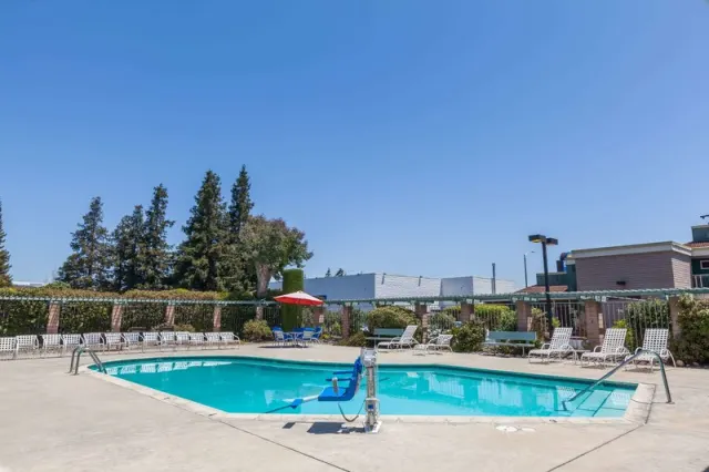 Days Inn & Suites by Wyndham Sunnyvale - photo 2