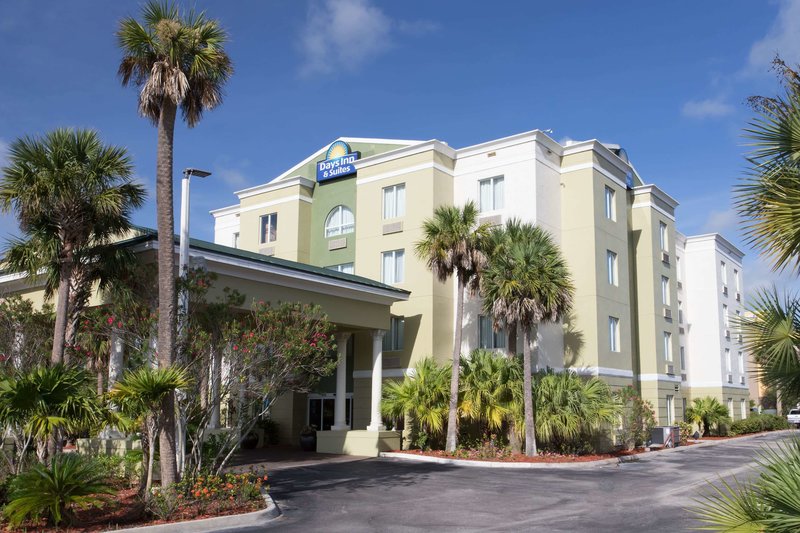 Days Inn & Suites by Wyndham Fort Pierce I-95 - photo 1