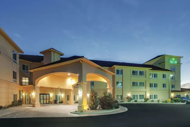 La Quinta Inn  Suites by Wyndham Verona - photo 2