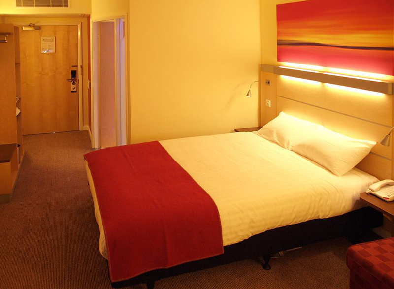 Holiday Inn Express London - Newbury Park - photo 2