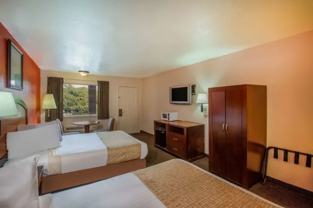 Travelodge by Wyndham Houston Hobby Airport - photo 4