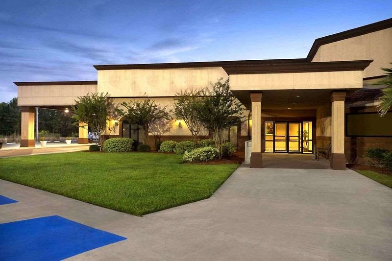 Cottonwood Suites Savannah Hotel & Conference Center - photo 1