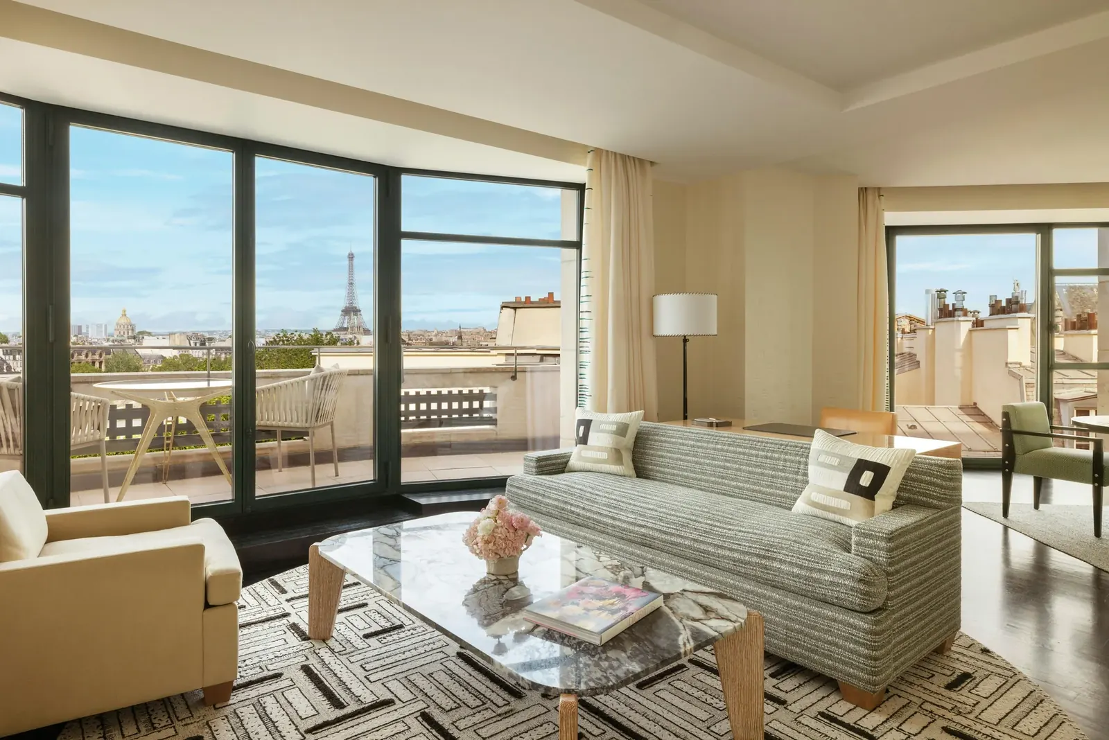 Cheap Hotels Near Major Attractions: When It’s Worth It